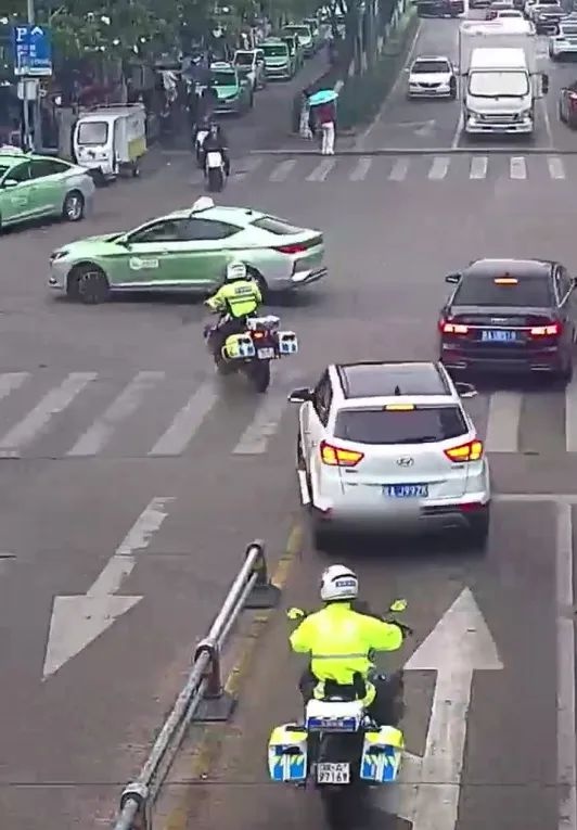 合肥街头孕妇突发状况！交警铁骑紧急开道护送，这速度谁能做到？  第2张