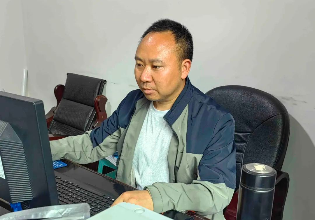 彝家汉子陈明海！凭啥在赫章交通建设中屡创佳绩？  第2张