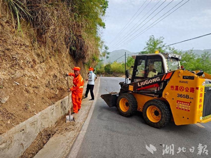 公路养护难题咋破？小巧装载机竟成守护出行硬核助手  第1张