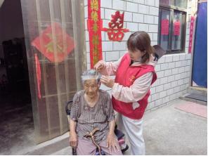 89 岁老人家中过生日，社区工作人员温情守护！这是咋做到的？  第2张