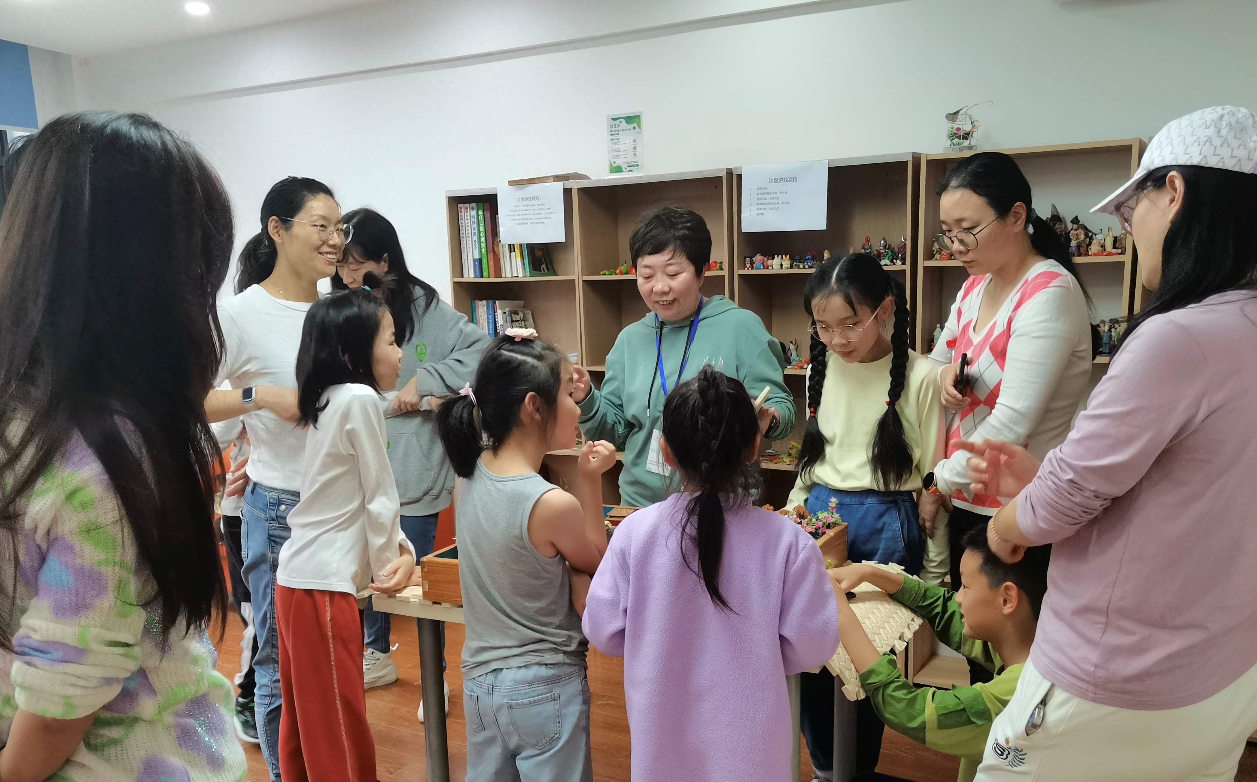 七岁孩子玩沙盘搭建理想世界，父母问题为何会一一浮现？