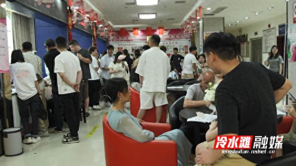 520领证高峰！婚姻登记新规实施，民政局为何热闹非凡？