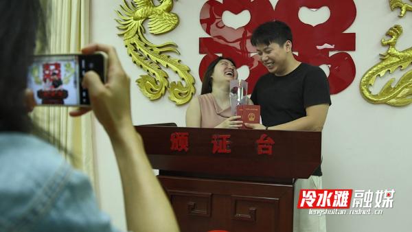 520领证高峰！婚姻登记新规实施，民政局为何热闹非凡？  第2张