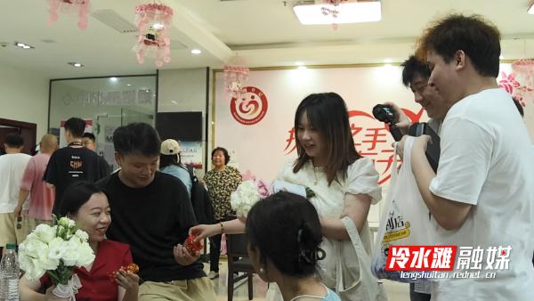 520领证高峰！婚姻登记新规实施，民政局为何热闹非凡？  第3张