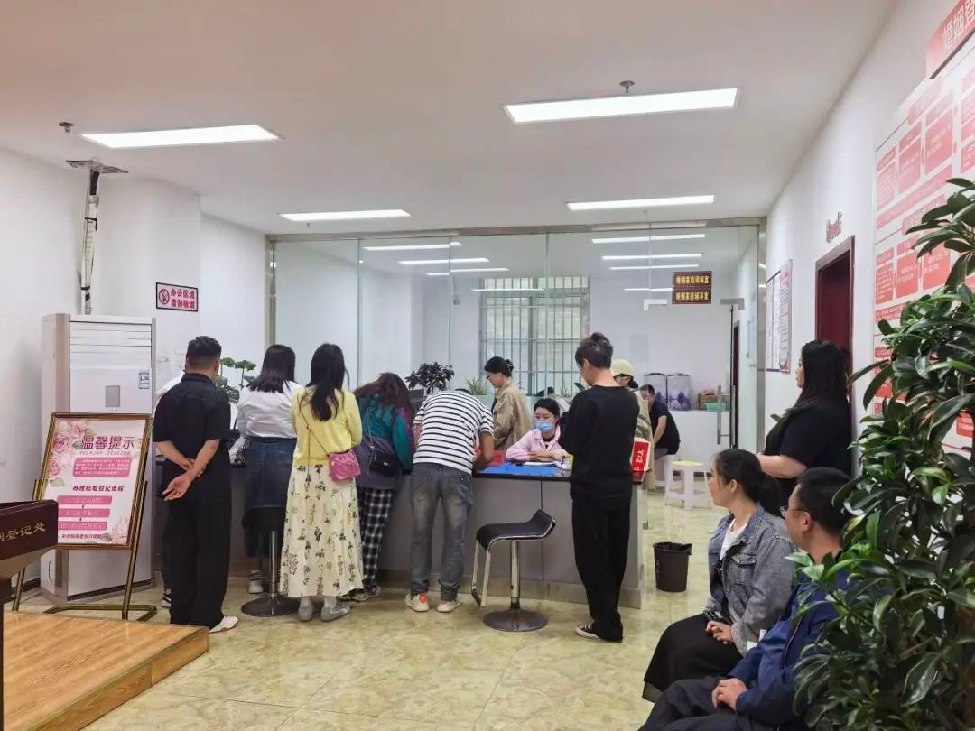 5·20登记高峰！理县婚姻登记处为何这般热闹非凡？  第2张