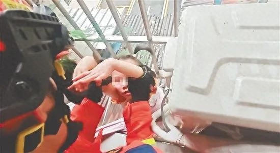 江门女童被困4楼防盗窗外，邻居与消防接力营救！你知道怎么做到的？