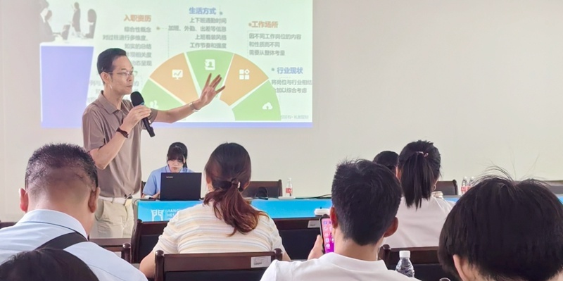 家门口就业服务巡回活动！失业人员等群体如何获精准就业指导？  第1张