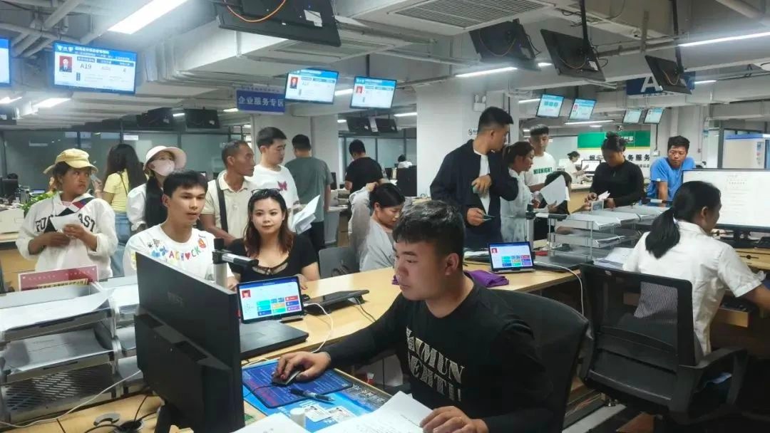 520甜蜜爆棚！勐海县民政局前情侣领证排起长队，你还在等什么？  第2张