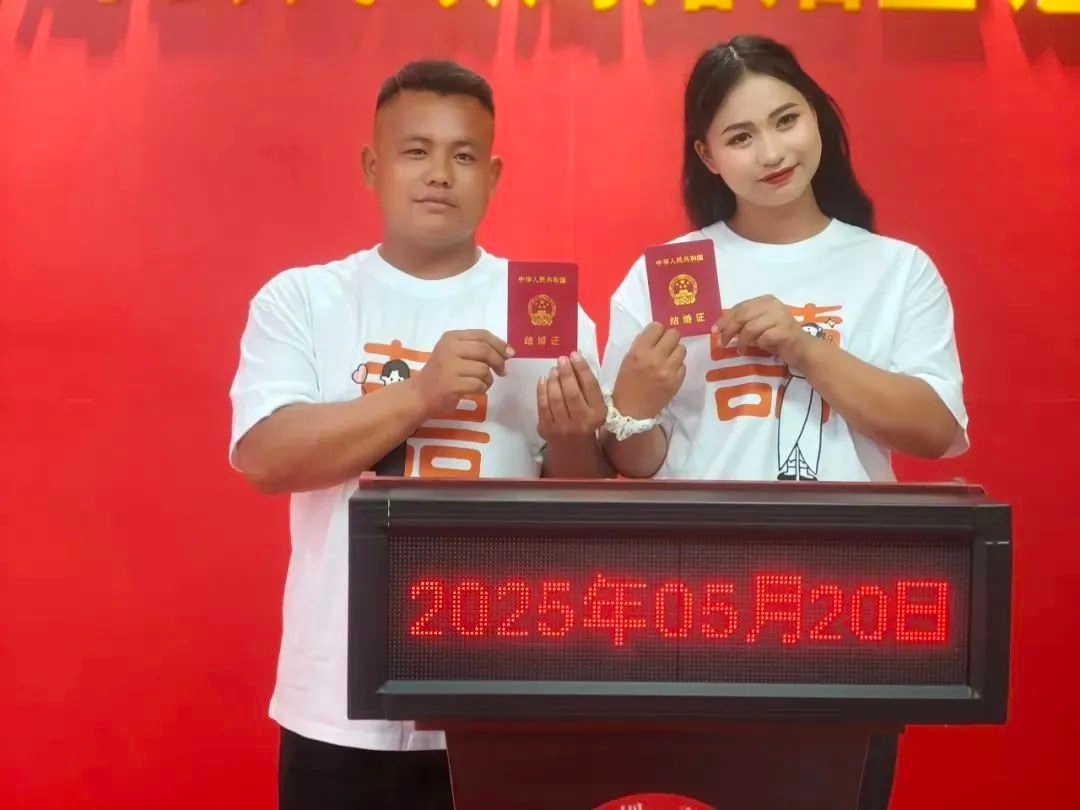 520甜蜜爆棚！勐海县民政局前情侣领证排起长队，你还在等什么？  第4张