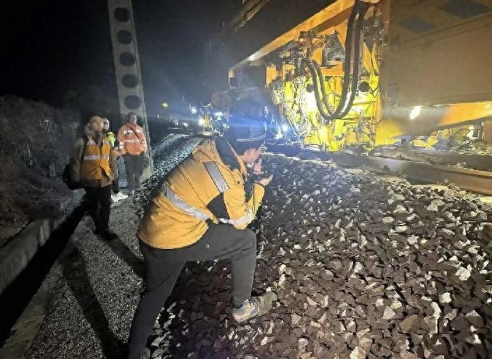 寒冬深夜，铁路巡检员如何守护你的春运安全？揭秘他们的不眠之夜
