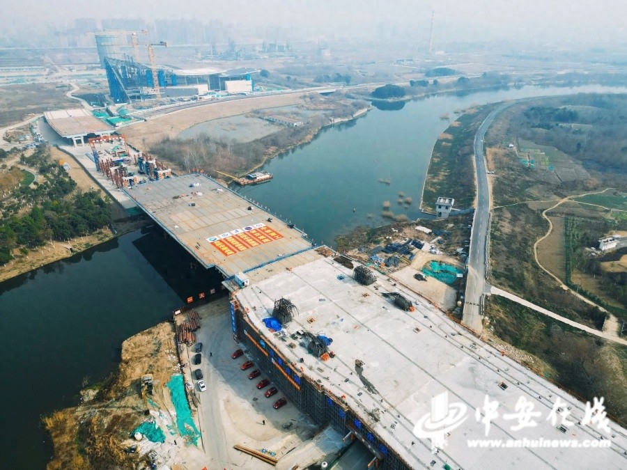 合肥龙岗路跨南淝河特大桥合龙成功！这座30多层楼高的大桥如何实现精准对接？  第1张