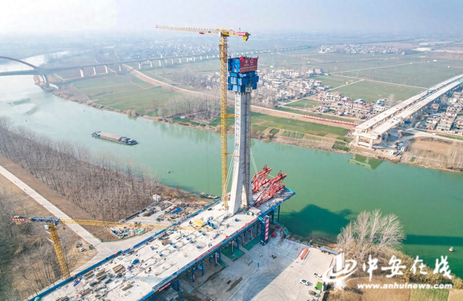 颍河特大桥主塔施工完成，30层楼高的钻石型塔柱如何建成？  第1张