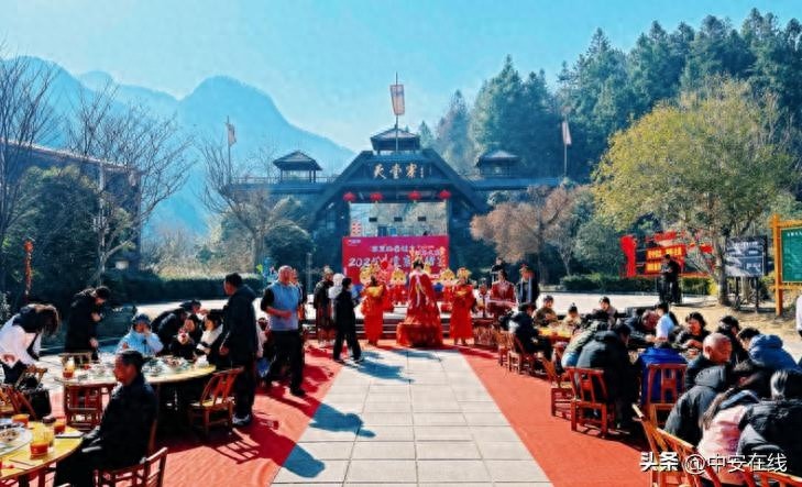冬日暖阳下的天堂寨，为何游客纷纷驻足品尝金寨吊锅和八大碗？  第1张