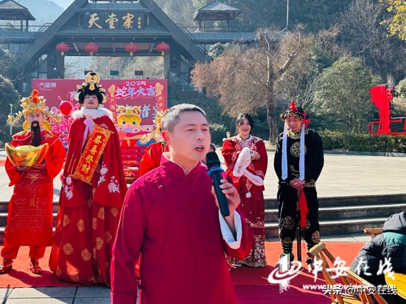 冬日暖阳下的天堂寨，为何游客纷纷驻足品尝金寨吊锅和八大碗？  第3张