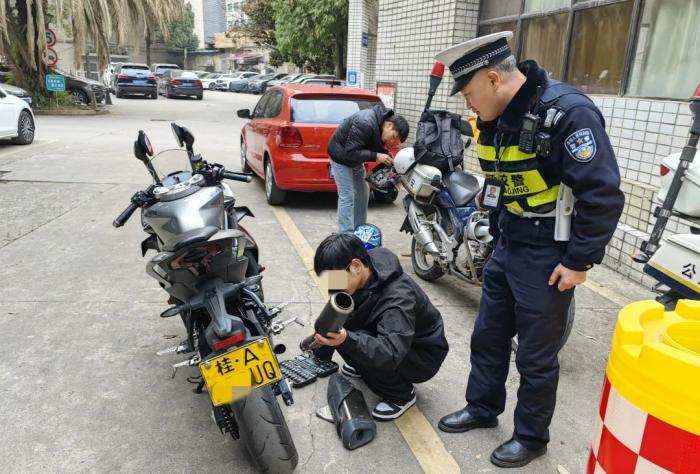 机车迷梦碎！刚上路的改装摩托为何被交警拦下？  第2张