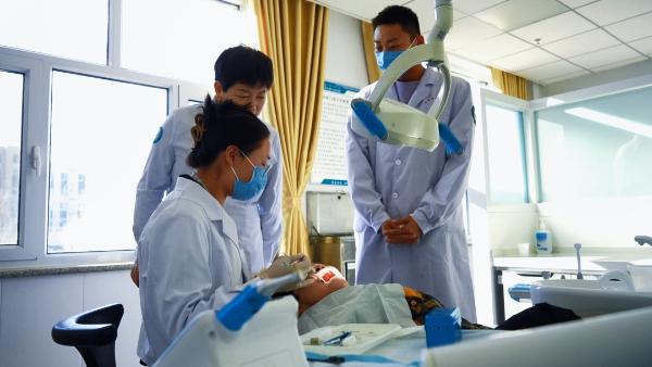 阿右旗人民医院口腔科成立一周年，为何患者纷纷点赞？  第3张