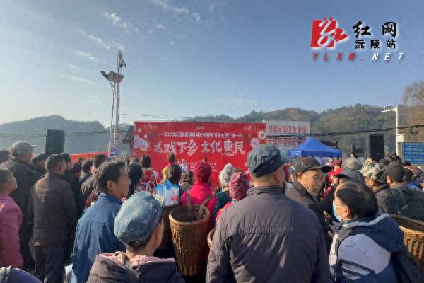 沅陵县明溪口镇迎新春文艺汇演：小品请帖满天飞为何引发全场爆笑？