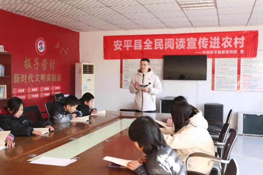 农家书屋变身冬日知识乐园！孩子们在这里学到了什么惊人的春节秘密？