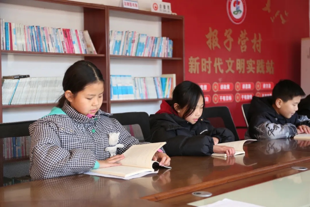 农家书屋变身冬日知识乐园！孩子们在这里学到了什么惊人的春节秘密？  第2张