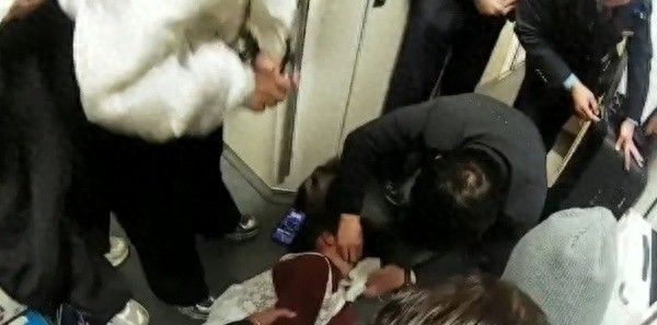 8岁女孩高铁上突发昏迷抽搐！杭州医生跪地紧急救助，现场发生了什么？  第1张