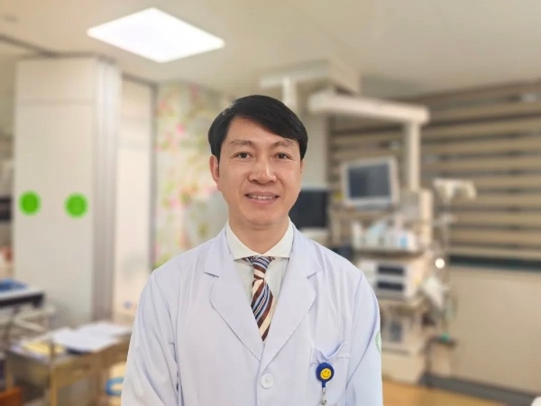 8岁女孩高铁上突发昏迷抽搐！杭州医生跪地紧急救助，现场发生了什么？  第2张