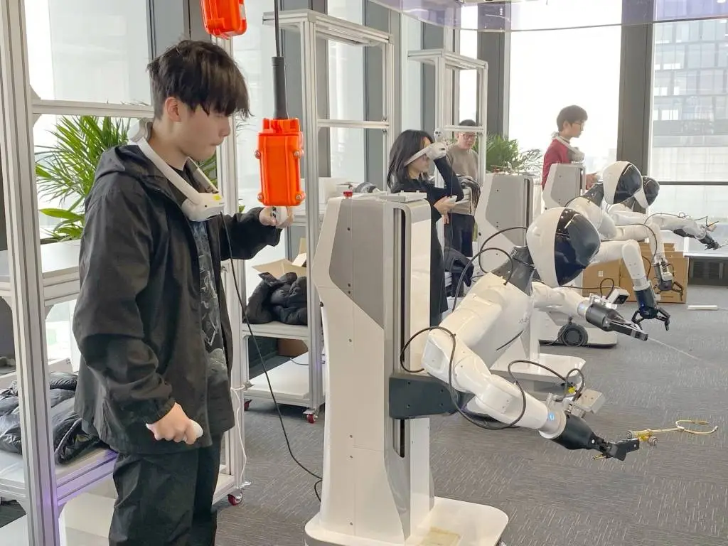 全国首个异构人形机器人训练场启用！超百台机器人学习人类技能，未来已来？  第1张