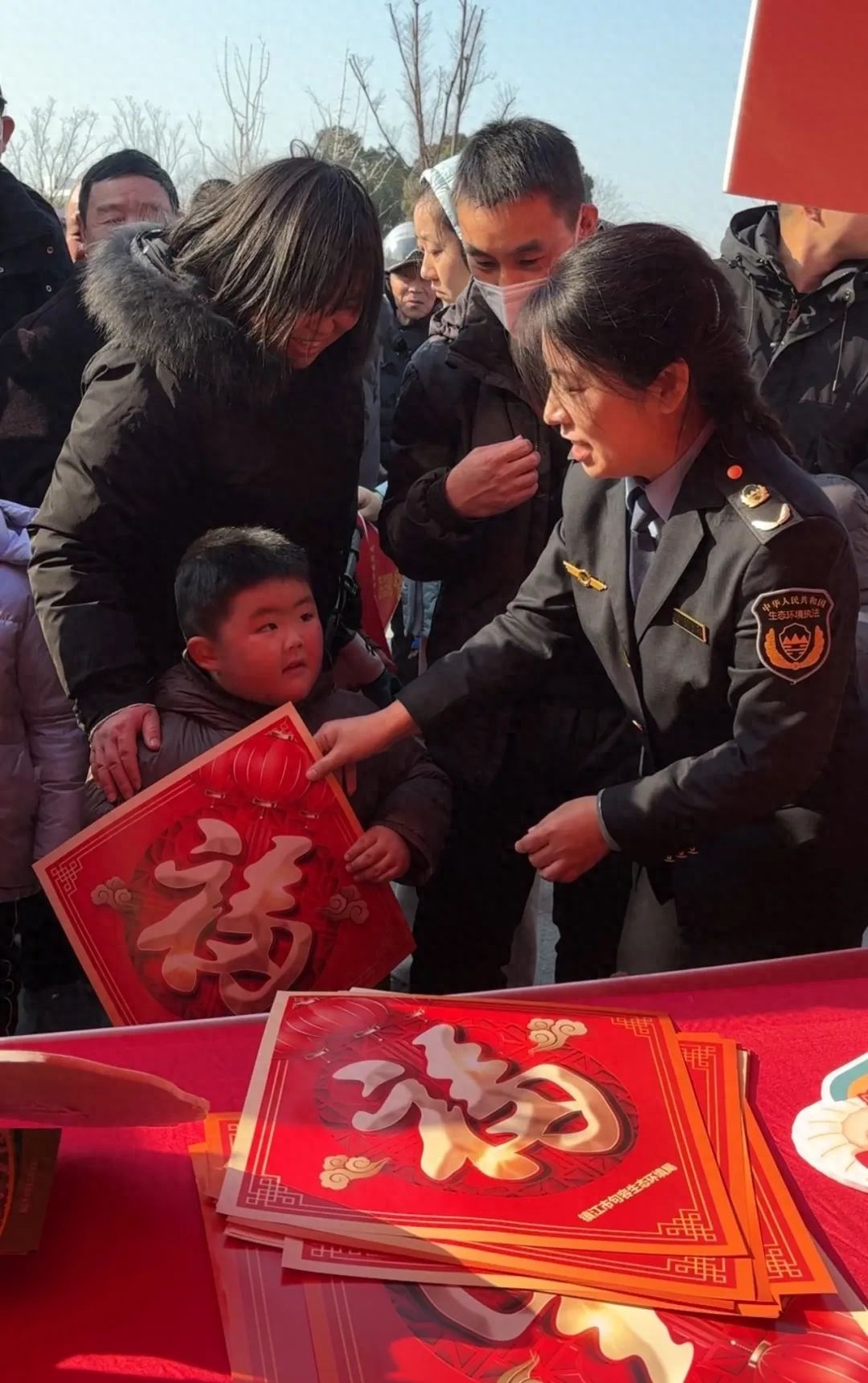 句容市民喜迎新年，福袋与环保购物袋齐飞！你准备好加入这场绿色革命了吗？  第1张