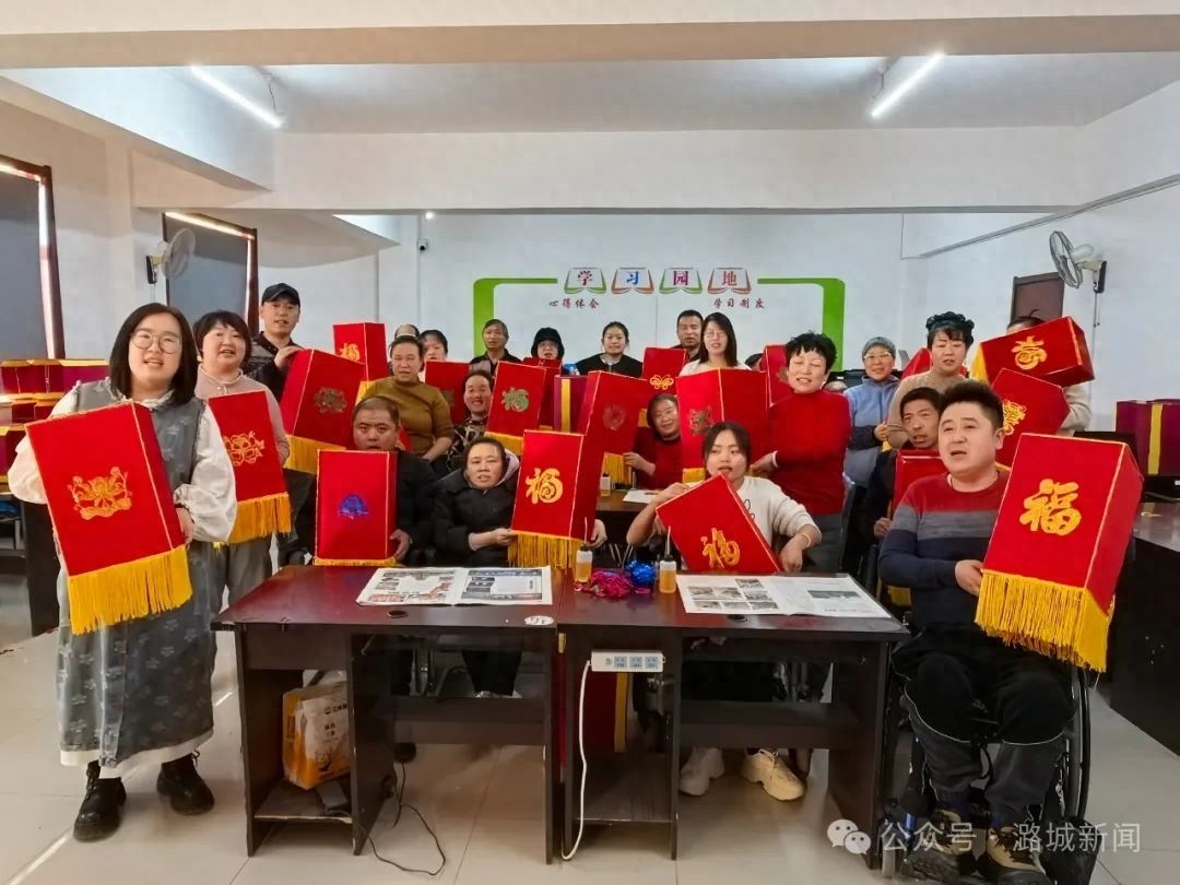 轮椅上的花灯大师：张磊如何用双手点亮新春与希望？