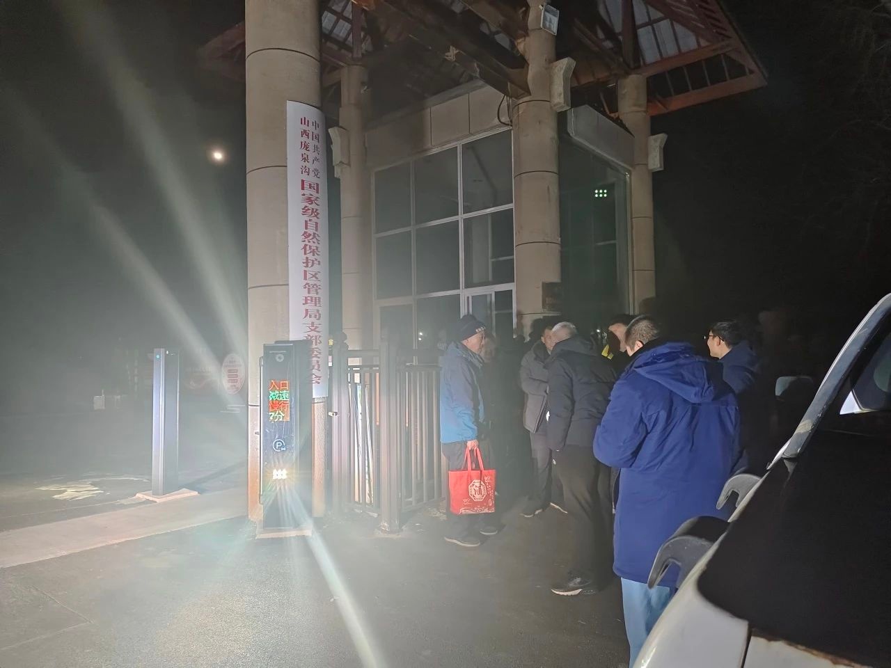 2025年寒冬夜，7辆货车被困山西庞泉沟！救援队如何上演生死时速？  第2张