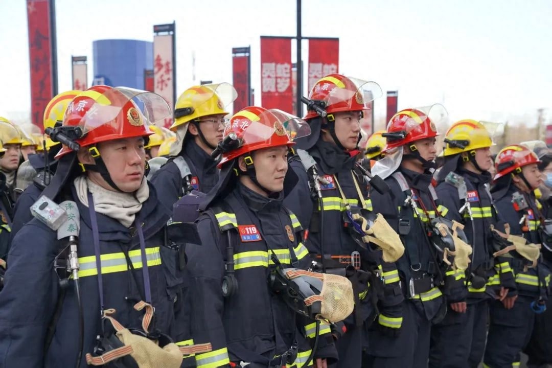突发火灾！王府井奥莱四层餐饮后厨浓烟滚滚，消防员如何化险为夷？