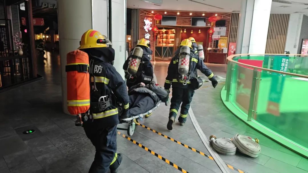 突发火灾！王府井奥莱四层餐饮后厨浓烟滚滚，消防员如何化险为夷？  第6张