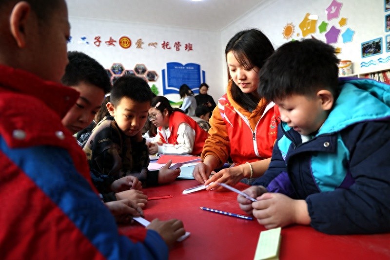 寒假大学生返家乡，他们如何用热情与知识点亮孩子们的假期？