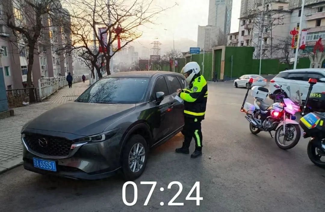 年关将至，违停现象频发！本溪交警如何整治，保障道路畅通？