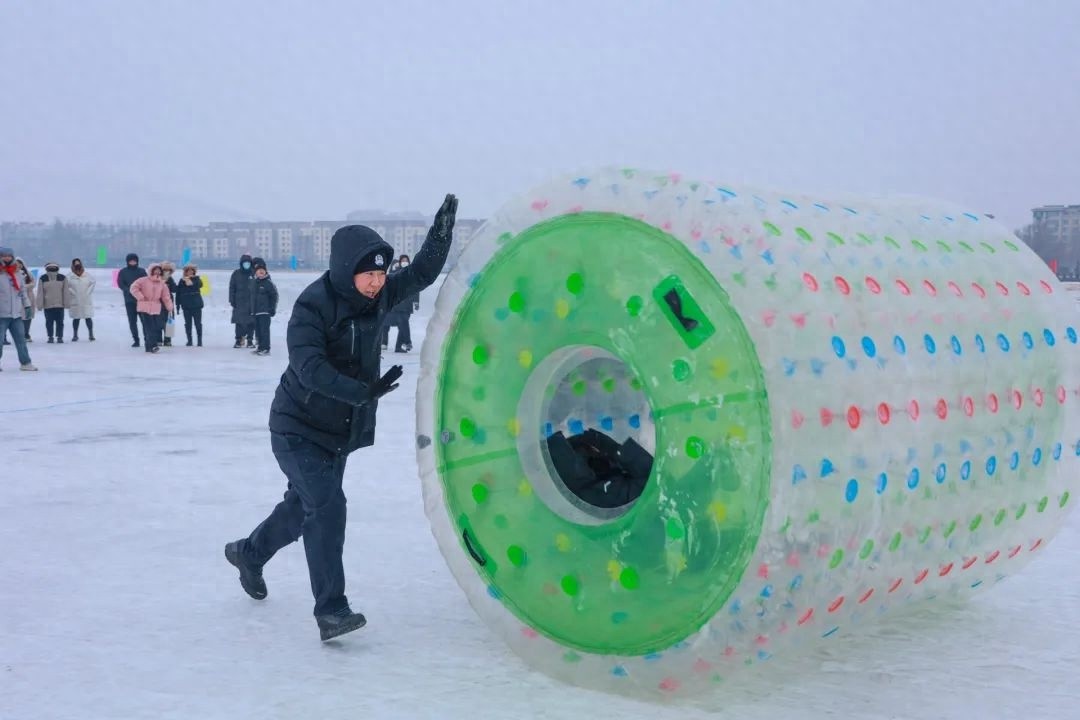 镇赉县公安冰雪运动会大显身手！他们如何在雪地上划出美丽弧线？  第1张