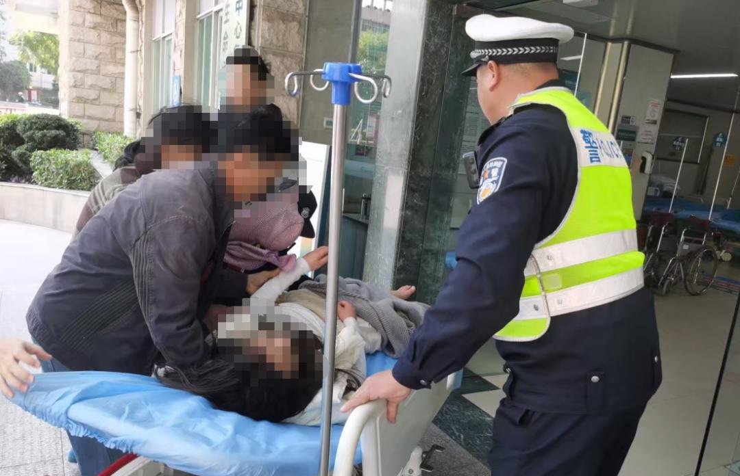 交警护送摔伤老人就医，10分钟生死时速背后的感人故事  第2张