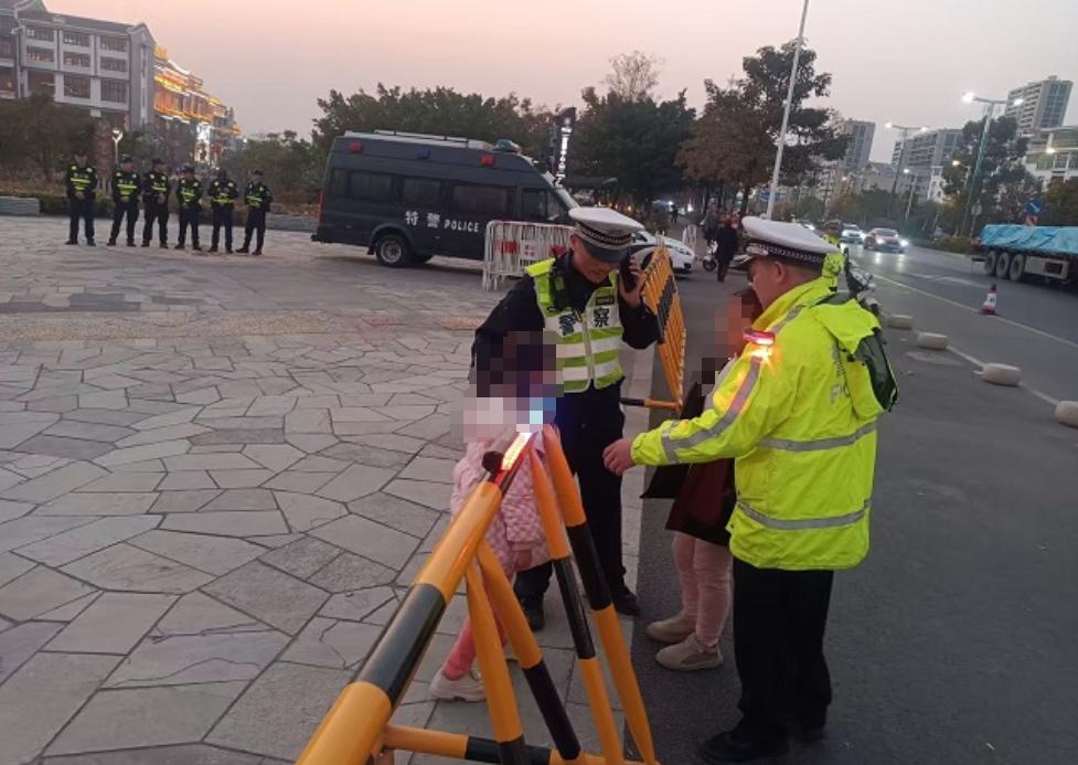 交警护送摔伤老人就医，10分钟生死时速背后的感人故事  第3张