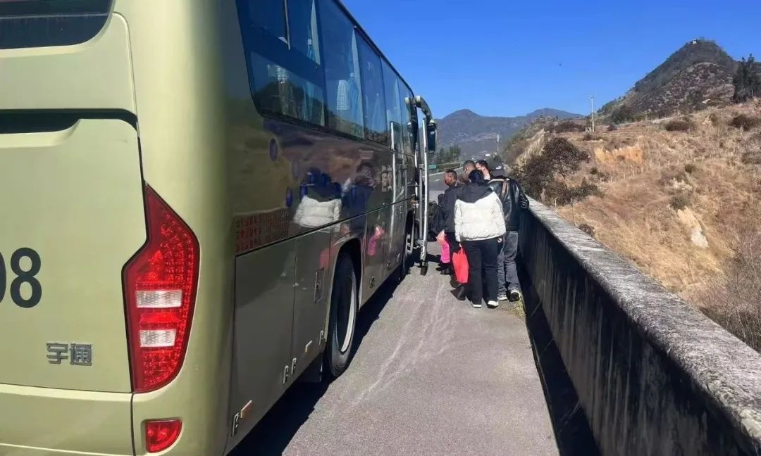 惊险！大丽高速两起客车故障，民警如何化险为夷？  第2张