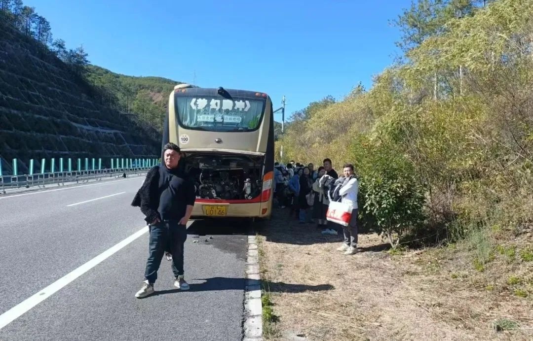 惊险！大丽高速两起客车故障，民警如何化险为夷？  第3张