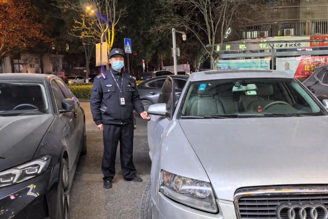 新年防盗大行动！西关派出所夜巡拉车门，你的爱车安全了吗？  第1张