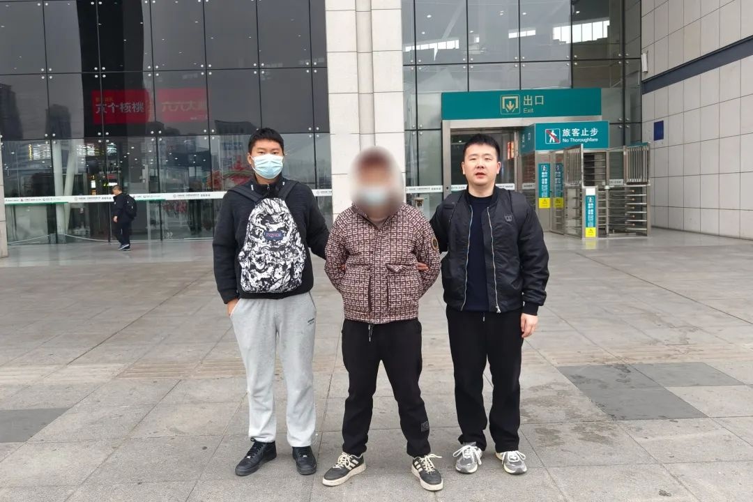 新年防盗大行动！西关派出所夜巡拉车门，你的爱车安全了吗？  第5张