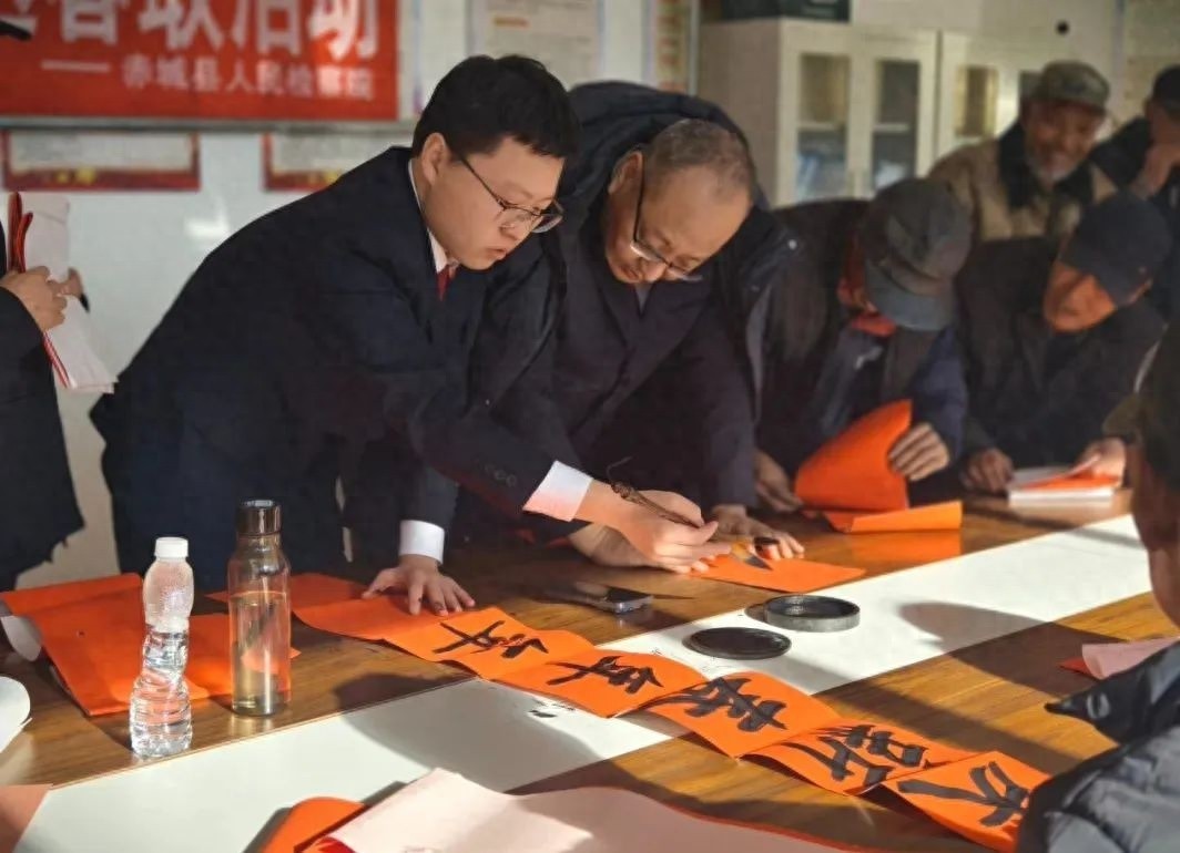 检察院全包对联送温暖！乡亲们翘首以盼的春节慰问活动，你猜他们最想要什么吉祥话？