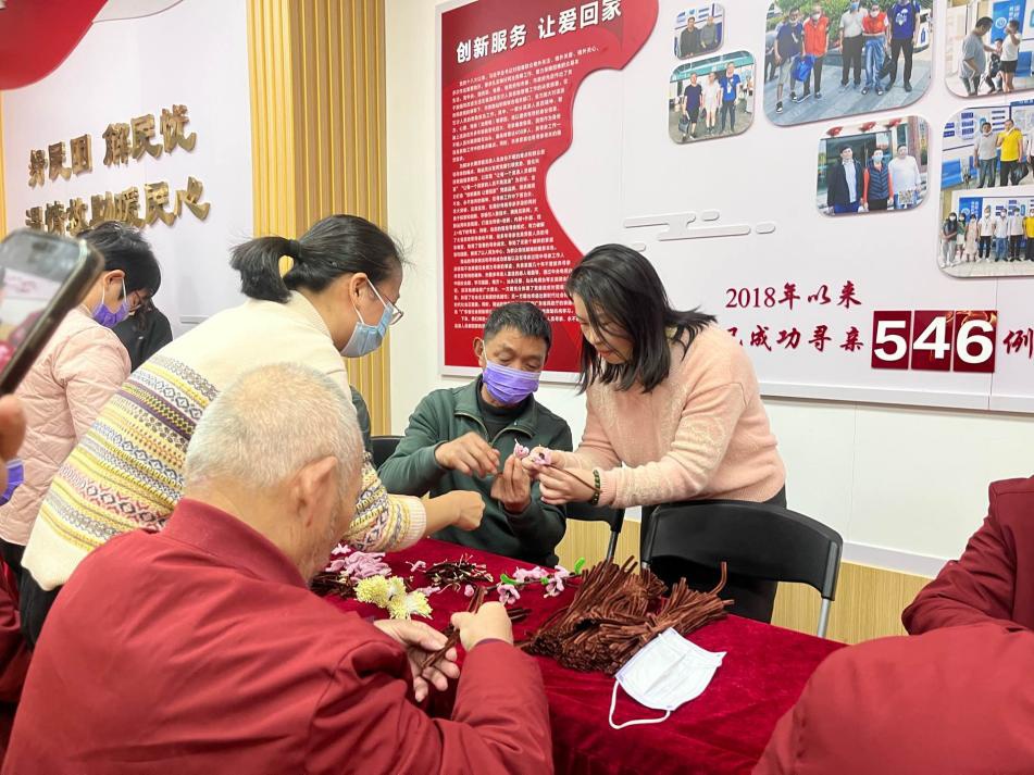 女企业家们为何在寒冬中为流浪人员包汤圆？背后的故事让人暖心  第2张