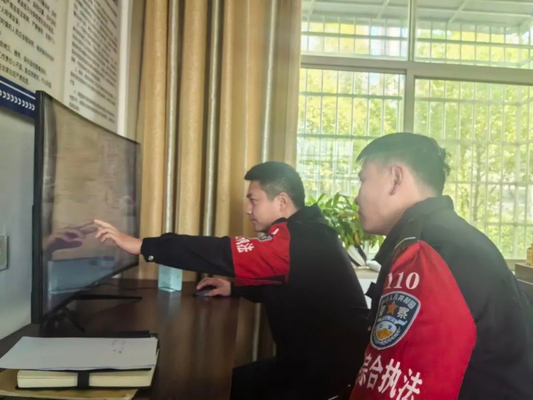 一万元现金遗失，民警如何神速破案？暖心为民的锦旗背后有何故事  第2张