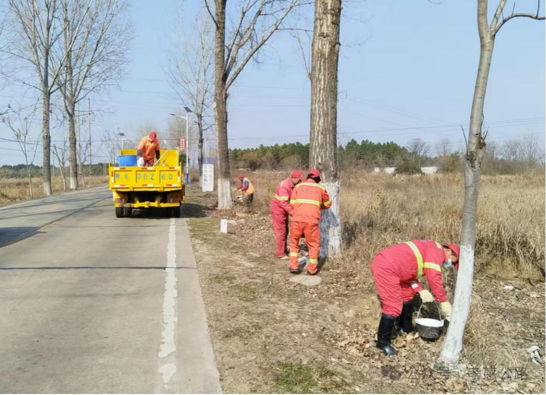 孝昌县公路中心如何用坚守与汗水为新春佳节添彩？揭秘他们的路域环境整治行动  第2张