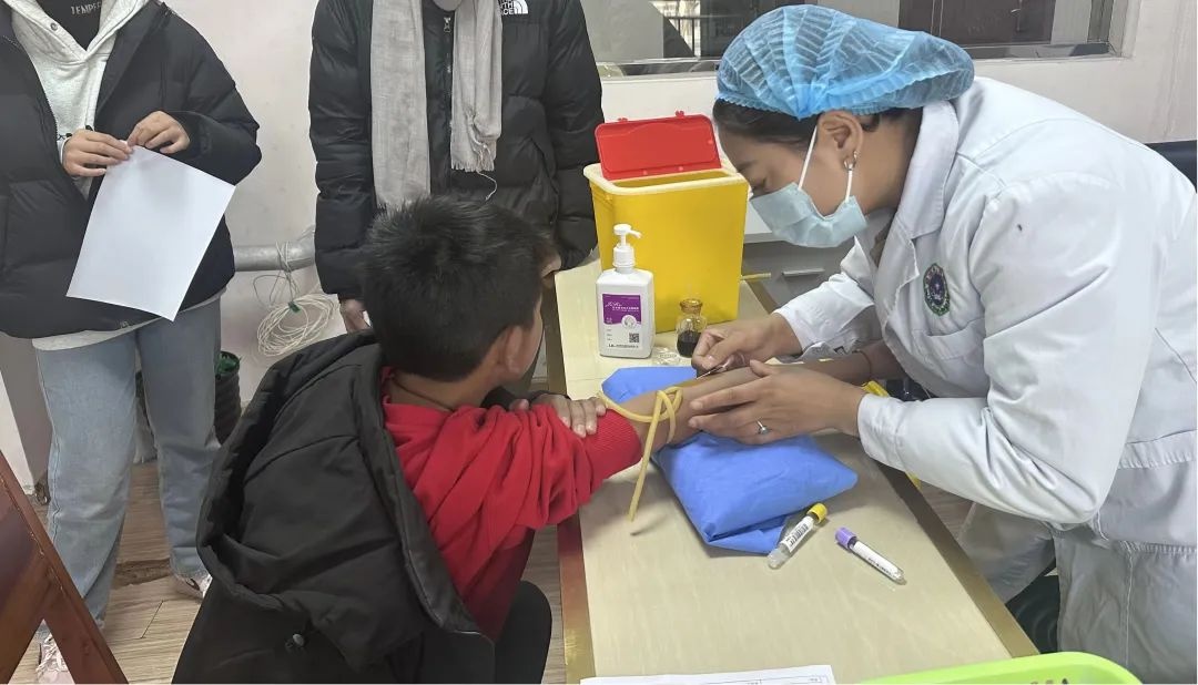 爱心爸妈暖冬行：阿坝州人民医院如何用行动守护孩子们的未来？  第2张