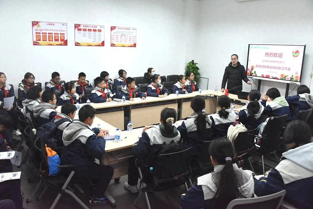 寒假新玩法！36名学生探访匠心模范，亲身体验假牙制作与轨道交通奥秘