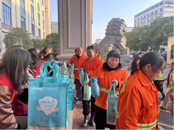 樟树市红十字会送温暖！5万元物资大礼包，环卫工人感动落泪  第2张