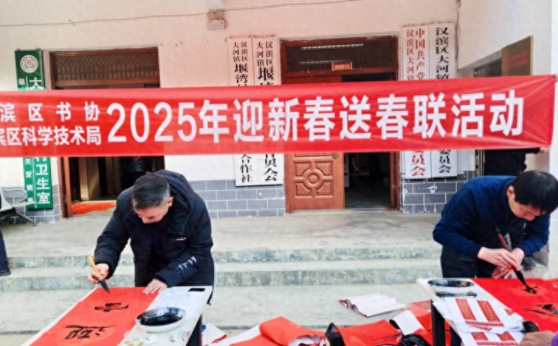手写春联送祝福，浓浓年味暖人心！你还在等什么？快来感受这份独特的年味吧