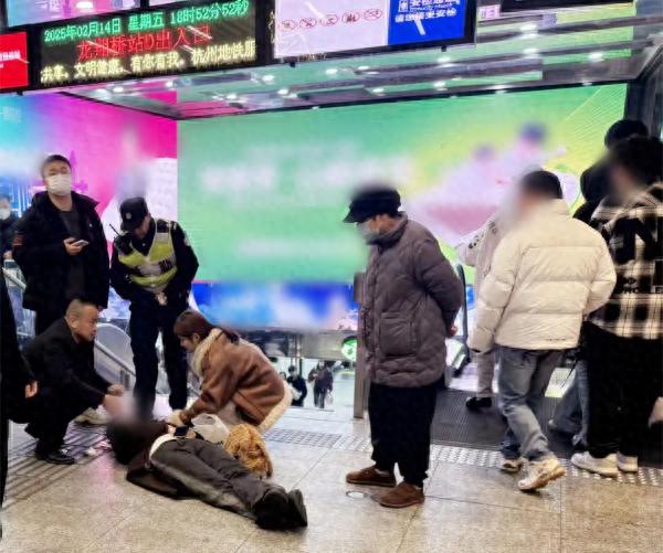 富阳医生地铁站紧急救人，瞬间化身生命守护者！你也能做到吗？