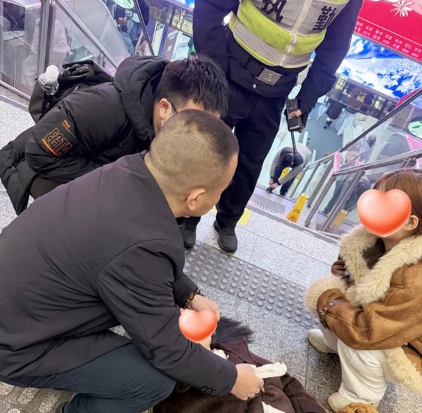 富阳医生地铁站紧急救人，瞬间化身生命守护者！你也能做到吗？  第2张